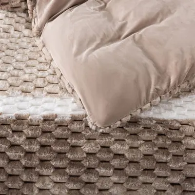 סט מצעים למיטה וחצי קטיפה 120/200 דגם קורל מוקה